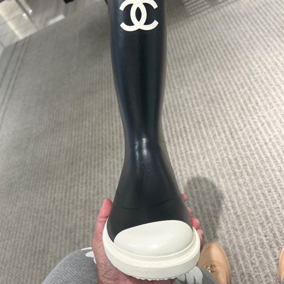 26C BNIB CHANEL Black and White Women's Winter Rain Boots - Picture 5 of 6